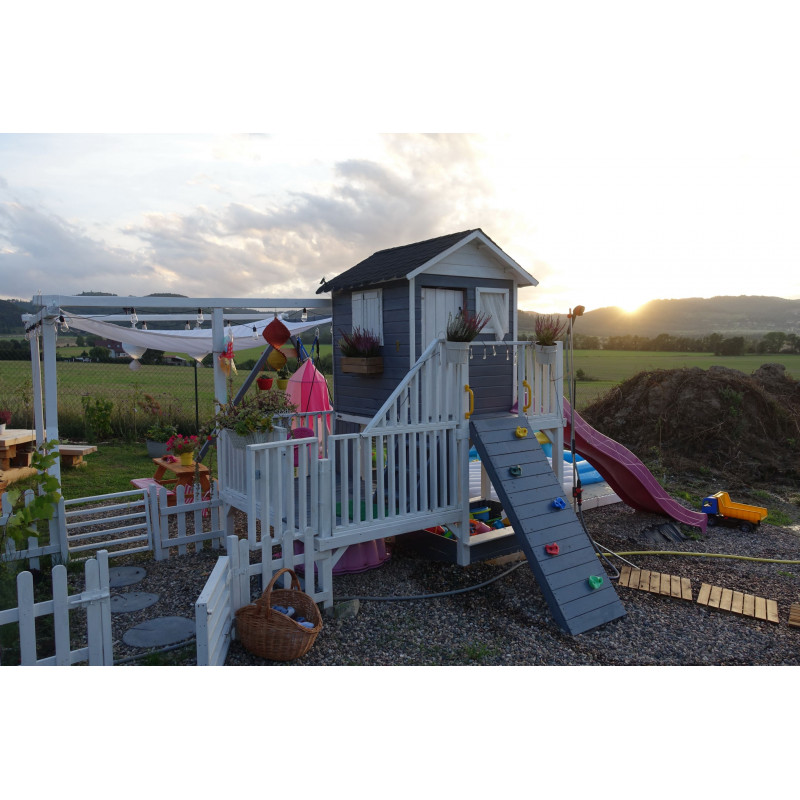 Drewniany Domek Hubert Z Dwoma Ślizgami Podwójną Huśtawką Z Platformą i Ślizgiem Oraz Ścianką Wspinaczkową