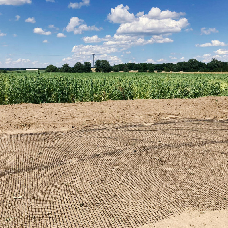 Siatka na krety 2 rolki 2x100m + kołki 200 szt. 30g/m2