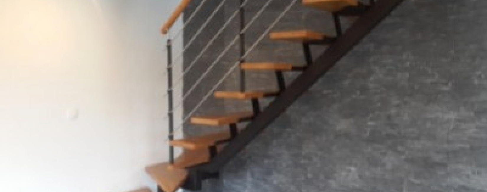 Barierki do schodów strychowych – czy warto?