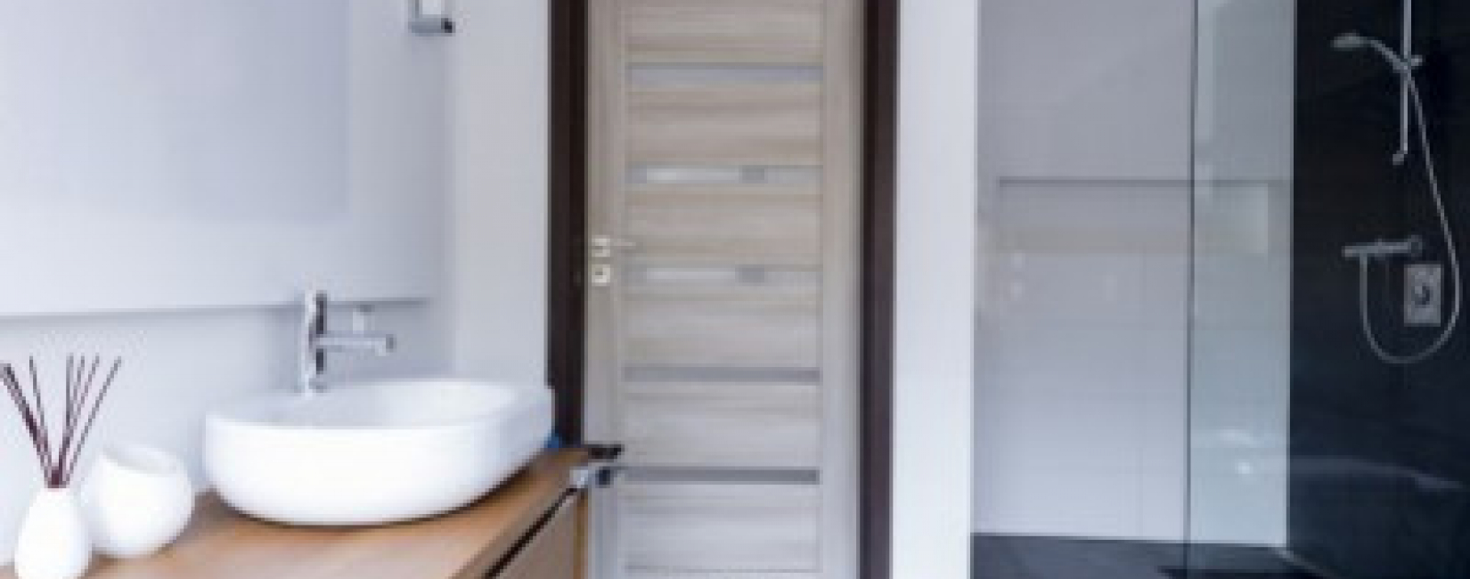 Jaką wentylacje drzwi łazienkowych wybrać? Otwory czy podcięcie?